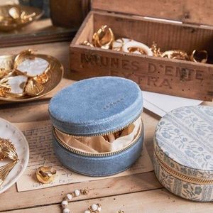 Sézane jewelry case - blue velvet